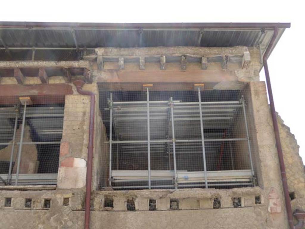 V.13, Herculaneum. July 2015. Looking south to room on upper floor. Photo courtesy of Michael Binns.
This room would have been reached through a doorway from the balcony along the façade. 
The “square” holes for the support beams can be seen between the ground and upper floor levels.